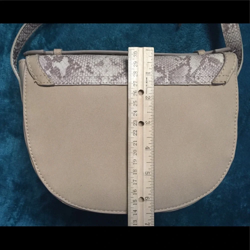 Universal Thread Tan Snakeskin Crossbody New - Picture 7 of 13